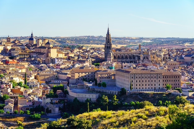 Impresionante vista aérea de la catedral de Toledo rodeada de edificios antiguos España