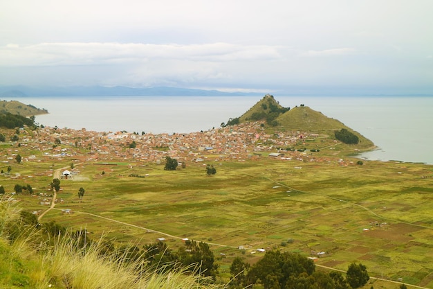 Impresionante vista aérea de la ciudad de Copacabana en la orilla del lago Titicaca Bolivia