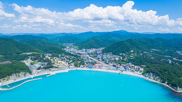 Impresionante vista aérea de la costa del mar negro color turquesa del paisaje de verano del mar con montañas gr