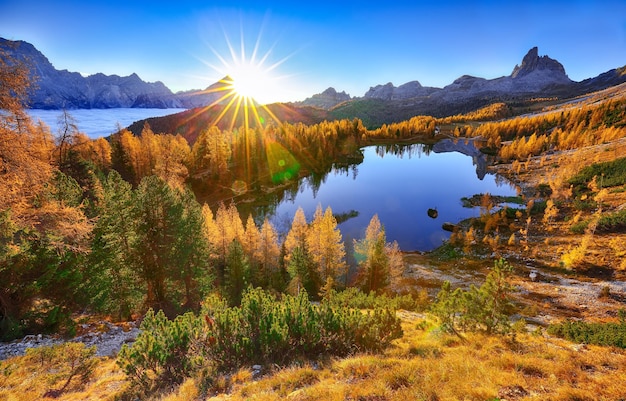 Foto impresionante vista aérea del cristalino lago federa en los alpes dolomitas bajo la luz del sol en la niebla y la niebla