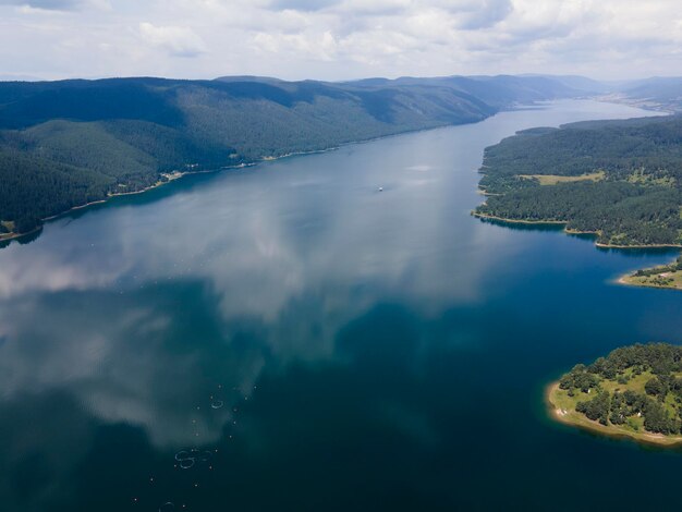 Impresionante vista aérea del embalse de Dospat en Bulgaria