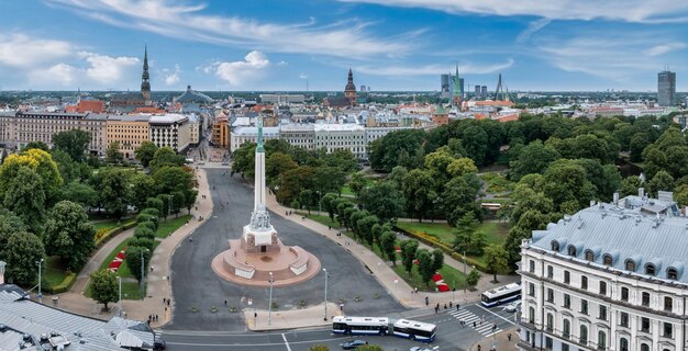 Impresionante vista aérea de la estatua de la Libertad Milda en Riga