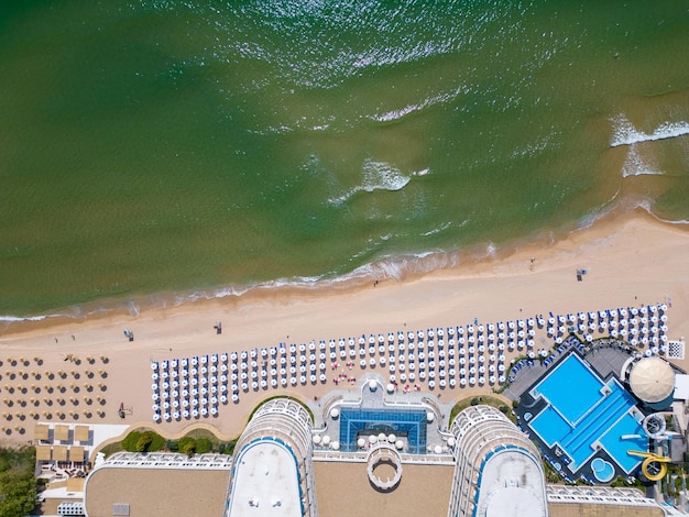 Una impresionante vista aérea de un exclusivo complejo residencial ubicado junto al mar que cuenta con lujosas amenidades e impresionantes panoramas frente al mar