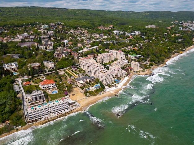 Una impresionante vista aérea de un exclusivo complejo residencial ubicado junto al mar que cuenta con lujosas amenidades e impresionantes panoramas frente al mar