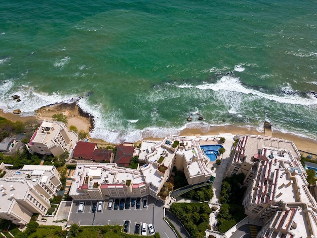 Una impresionante vista aérea de un exclusivo complejo residencial ubicado junto al mar que cuenta con lujosas amenidades e impresionantes panoramas frente al mar