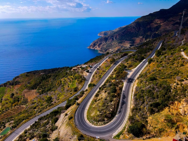 impresionante vista aérea del mar y la carretera