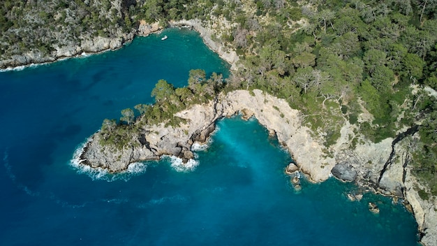 Una impresionante vista aérea de un pacífico mar turquesa exuberante vegetación y aguas cristalinas en la playa de la costa mediterránea turca