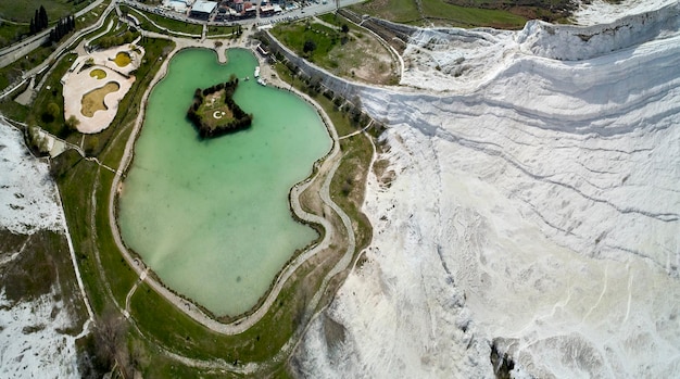 Una impresionante vista aérea de las piscinas termales de Pamukkales y las formaciones de travertino que brindan una perspectiva única del entorno natural de Turquía