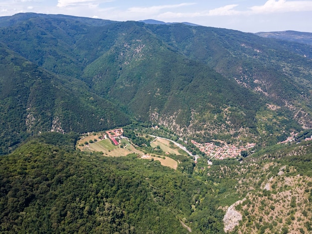 Foto impresionante vista aérea del pueblo de bachkovo, bulgaria
