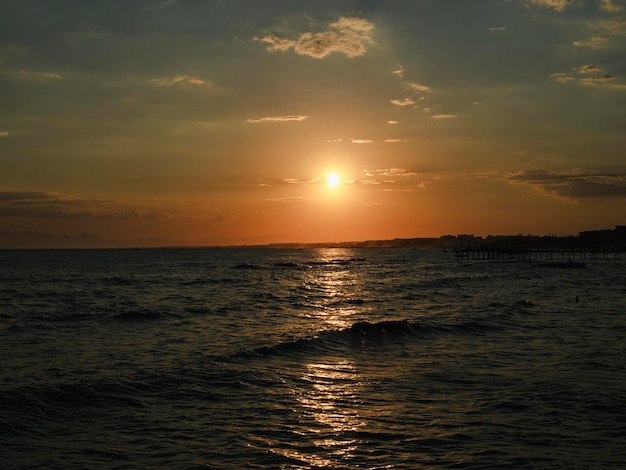 Impresionante vista al mar al atardecer