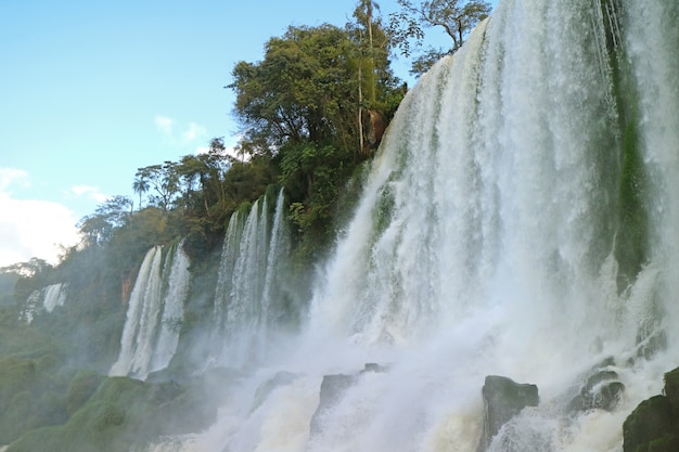 Impresionante vista de ángulo bajo de las cataratas de Iguazú en el lado argentino, Puerto Iguazú, Argentina