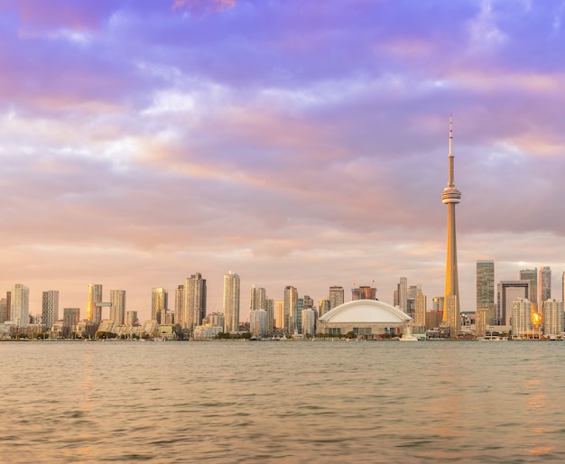 Impresionante vista del atardecer del paisaje urbano del centro de Toronto en Ontario, Canadá