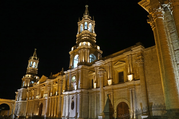 Impresionante vista de la Basílica Catedral de Arequipa por la noche, Perú, Sudamérica