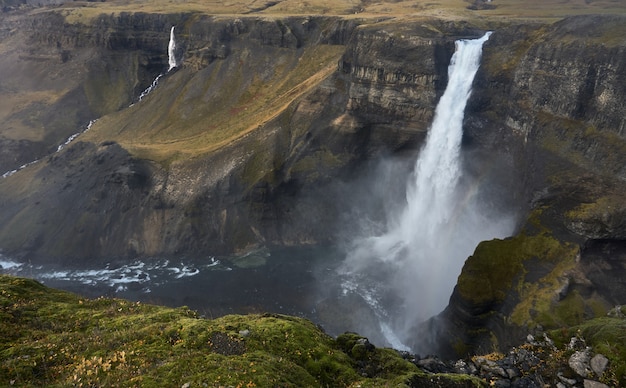 Impresionante vista de la cascada de Haifoss en otoño