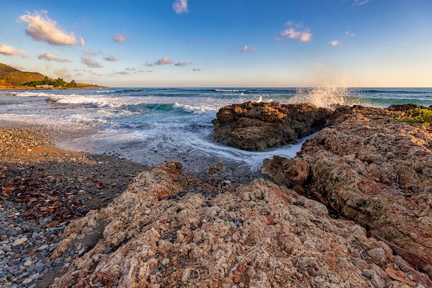 Impresionante vista de la costa cerca de Santiago de Cuba Salpicaduras de agua de mar en las rocas en la orilla Olas del mar sobre las rocas