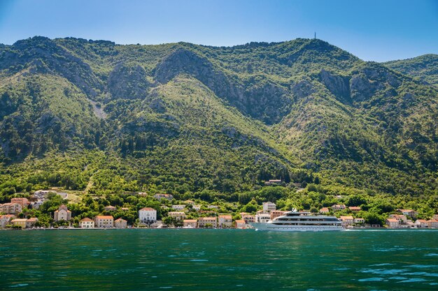 Impresionante vista de la costa montenegrina en la Bahía de Kotor mostrando pequeñas casas