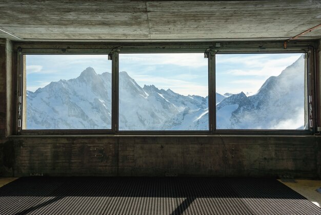 Impresionante vista del glaciar Aletsch desde la ventana