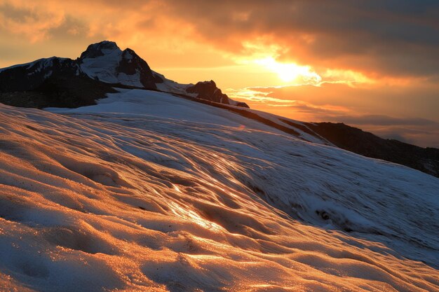 Impresionante vista del glaciar y las montañas al atardecer