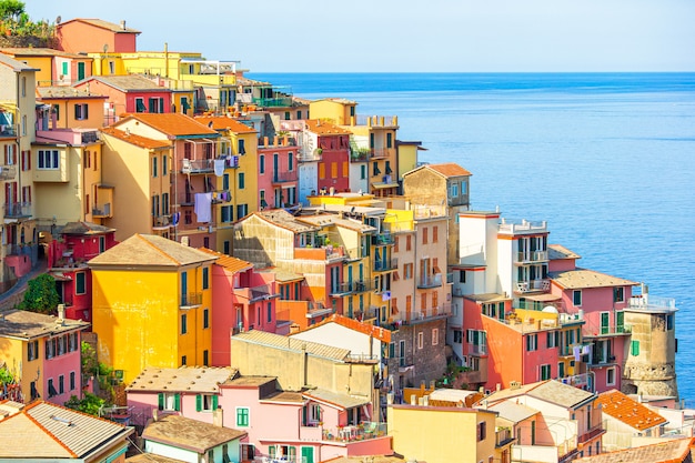 Impresionante vista del hermoso pueblo de Manarola en la Reserva Cinque Terre.