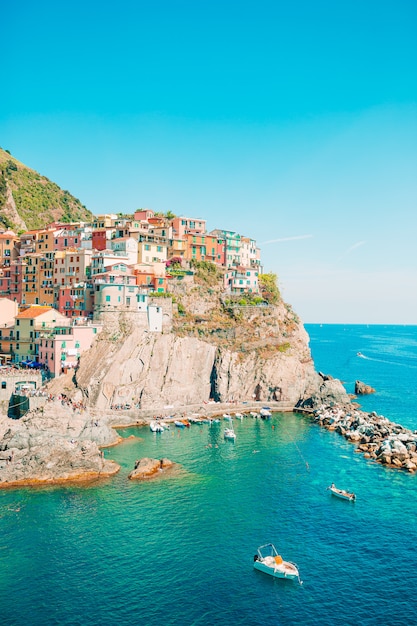 Impresionante vista del hermoso pueblo de Manarola en la Reserva Cinque Terre.