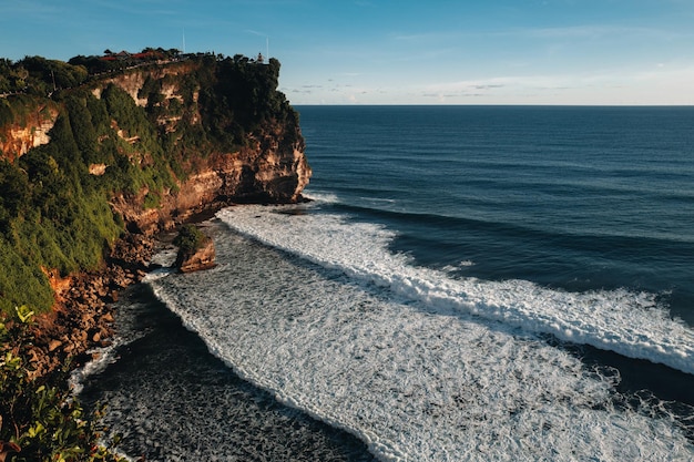 Impresionante vista de la isla de Bali con cielo azul océano acantilado Destino de viaje de verano