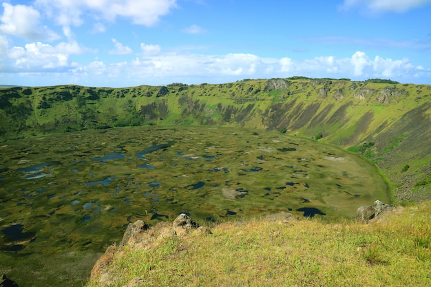 Impresionante vista del lago del cráter Rano Kau en la Isla de Pascua, Océano Pacífico, Chile