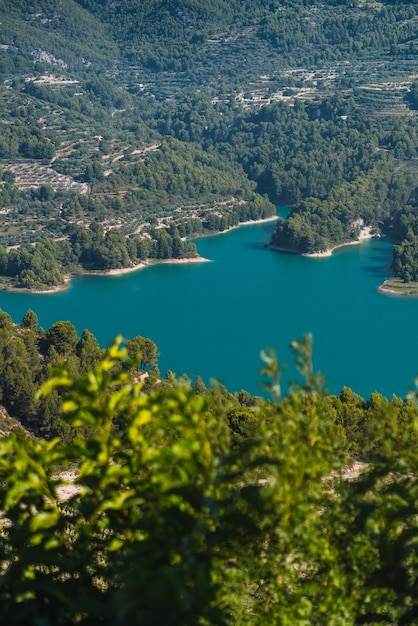 Impresionante vista del lago del embalse de Guadalest con agua azul en España
