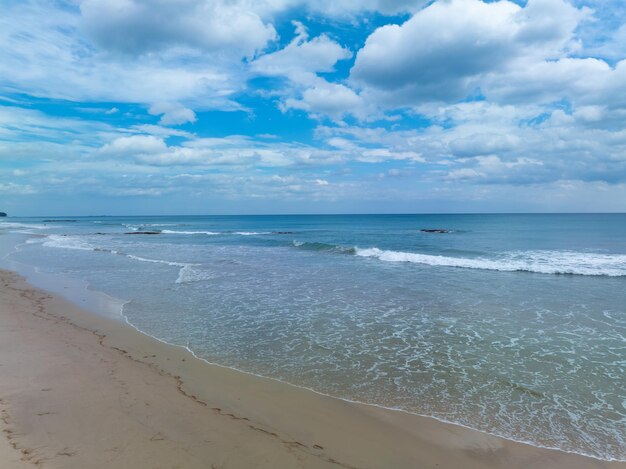 Impresionante vista desde lo alto paisaje de playa de fondo