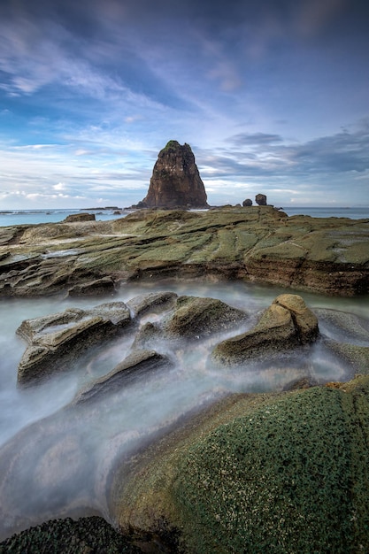 Impresionante vista de la mañana en la playa rocosa