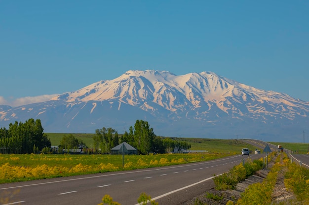 Impresionante vista del Monte Ararat Monte Ararat, la montaña más alta de Turquía