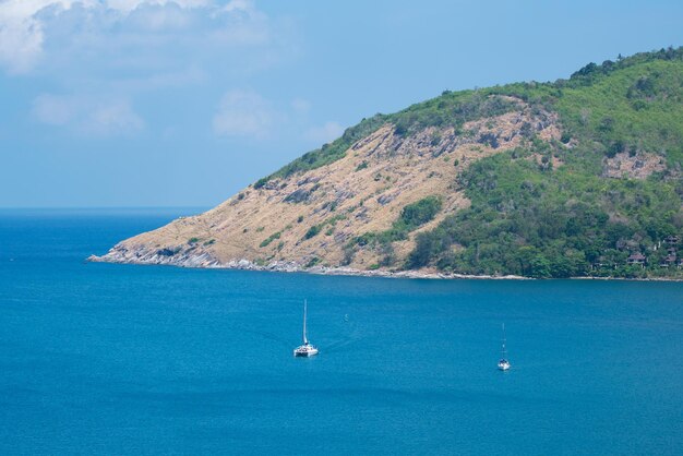 Impresionante vista a la orilla del mar Vista aérea de la montaña del mar tropical en la hermosa isla de Phuket Tailandia Viajes y viajes de negocios concepto de fondo del sitio web