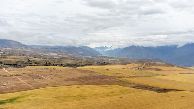 Impresionante vista del paisaje sobre los Andes del Cusco. Perú