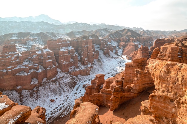 Impresionante vista panorámica del Cañón Charyn de invierno en el Parque Nacional Charyn Kazajstán