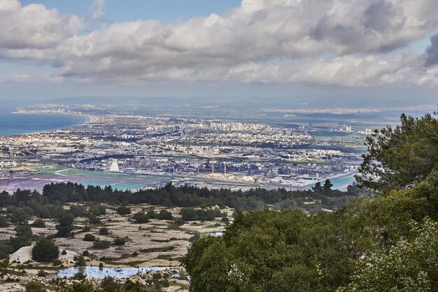 Foto impresionante vista panorámica de haifa desde el monte carmelo, incluido el puerto marítimo y las áreas residenciales