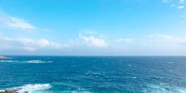 Impresionante vista panorámica del paisaje marino del mar Egeo y la imagen larga del cielo como fondo
