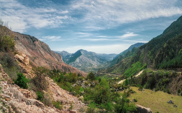 Impresionante vista panorámica desde el paso al valle de la montaña a la luz del sol