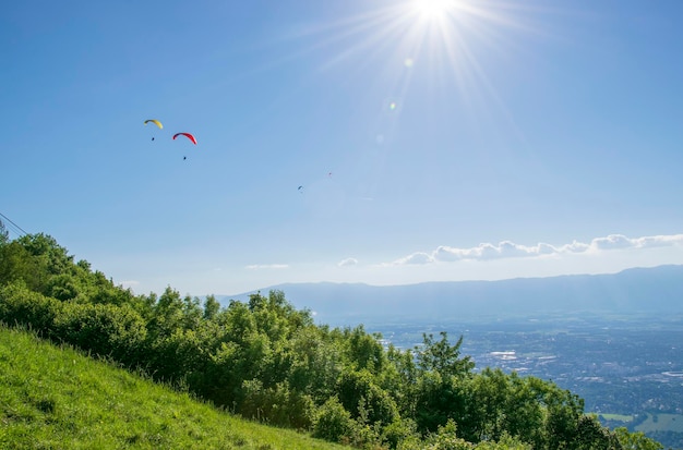 Impresionante vista de parapentes volando en el fondo