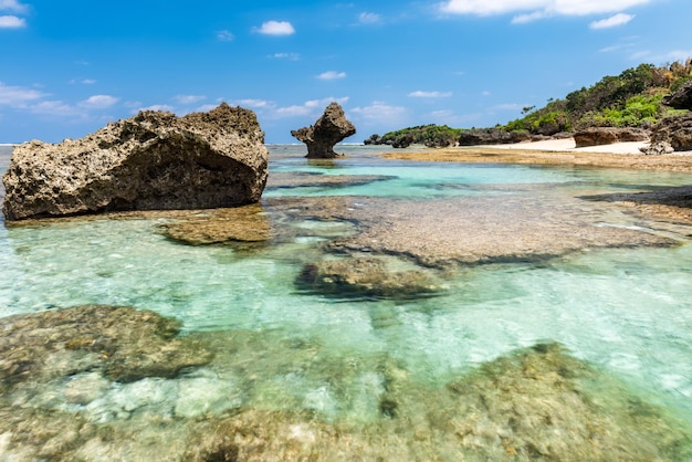 Impresionante vista de una piscina de mar natural cristalina rocas costeras en una playa de coral