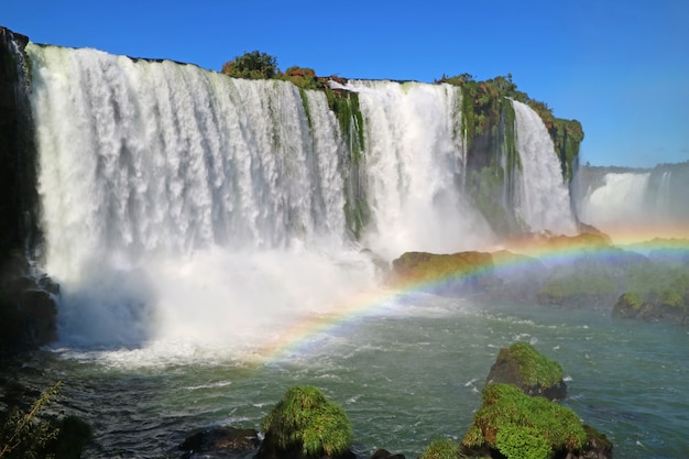 Impresionante vista de las poderosas cataratas del Iguazú con un hermoso arco iris, Foz do Iguacu, Brasil