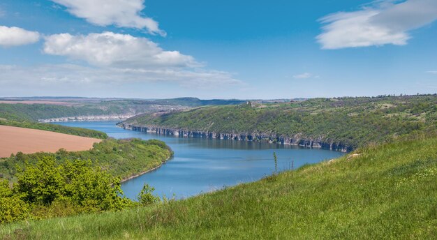 Foto impresionante vista de primavera en el cañón del río dniéster con pintorescas rocas campos de flores este lugar llamado shyshkovi gorby nahoriany región de chernivtsi ucrania