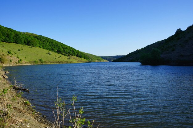 Impresionante vista primaveral del cañón del río Dniéster con pintorescas colinas, campos, bosques, región de Chernivtsi, naturaleza de Ucrania