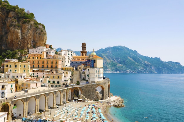 Impresionante vista del pueblo de Atrani, Costa de Amalfi, Italia