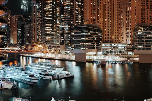 Impresionante vista del puerto deportivo de dubai por la noche