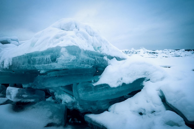 Impresionante vista del río congelado cubierto de trozos de hielo y nieve helada blanca Desierto nevado