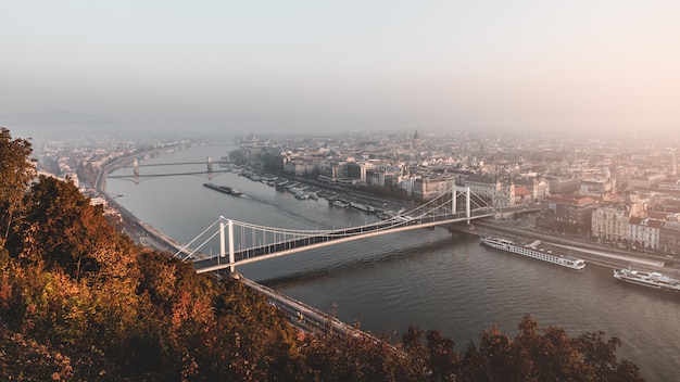 Impresionante vista del río Danubio con puentes famosos en la mañana de otoño en Budapest, Hungría