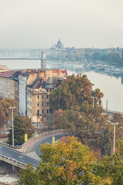 Impresionante vista del río Danubio con puentes famosos