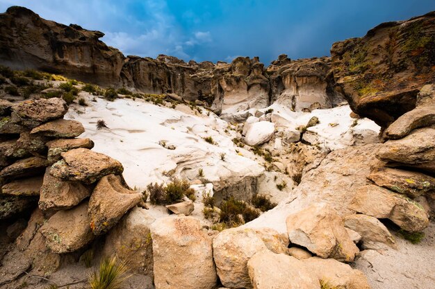 Impresionante vista de las rocas de las montañas bolivianas y un paisaje espacioso