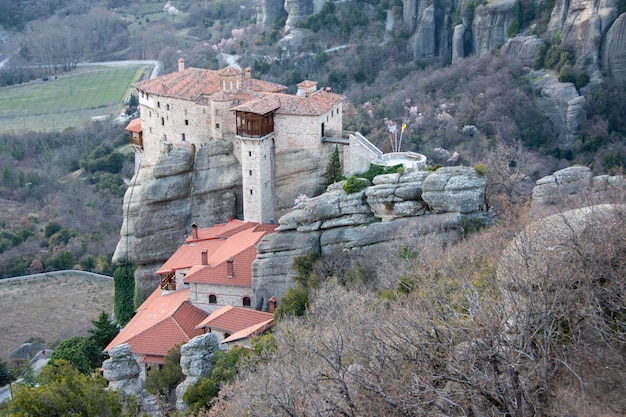 Impresionante vista del santo monasterio cristiano ortodoxo en las montañas rocosas de Meteora, Grecia