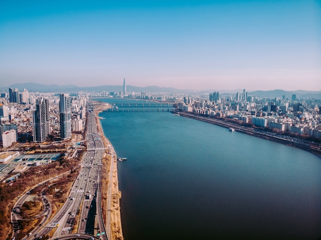 Impresionante vista de Seúl. Río, edificios y torre detrás