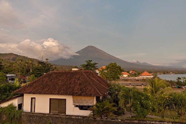 Impresionante vista sobre el volcán Agung desde la playa de Amed en Bali, Indonesia